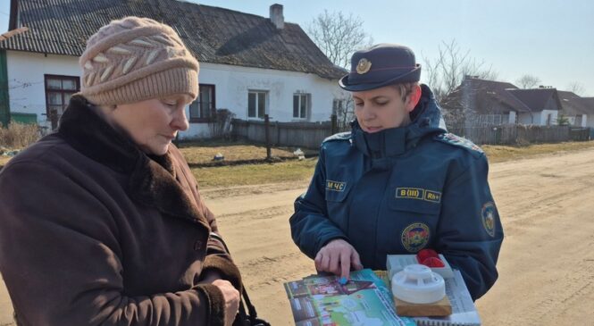 О важном – у порога дома. Пружанские спасатели вышли на прямой диалог с жителями