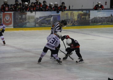 В Ледовом дворце г. Пружаны в рамках республиканских соревнований по хоккею с шайбой состоялись две встречи между командами «Пружаны-2014» и «Брест-2015»
