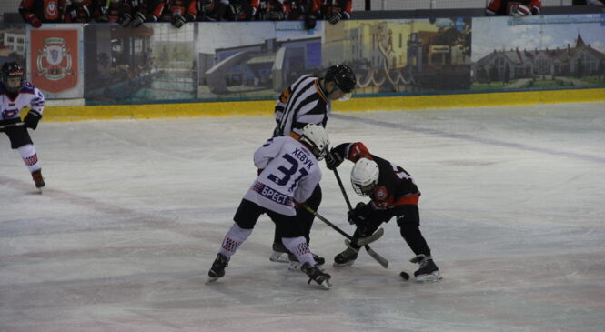 В Ледовом дворце г. Пружаны в рамках республиканских соревнований по хоккею с шайбой состоялись две встречи между командами «Пружаны-2014» и «Брест-2015»