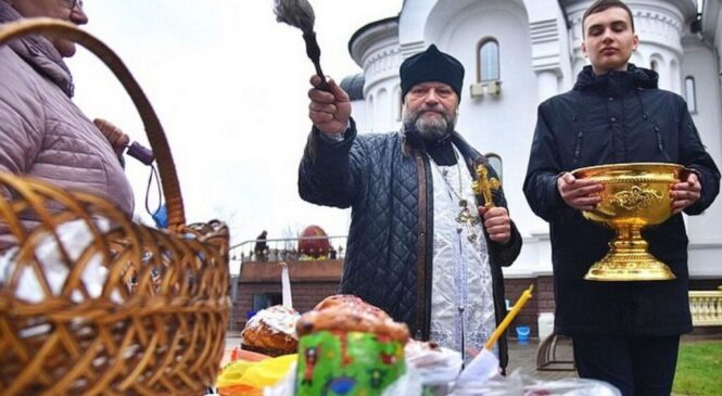 Священник рассказал, можно ли не ходить в церковь на Пасху и не отвечать «Воистину Воскрес»